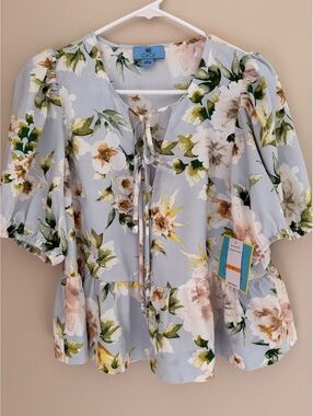 NWT CeCe S floral flowy blouse